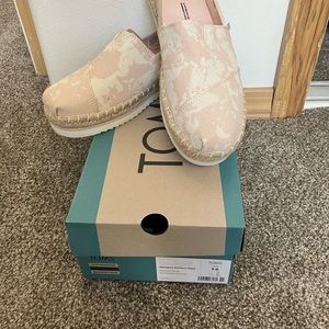 NWT TOMS Alparagata platform espadrillas